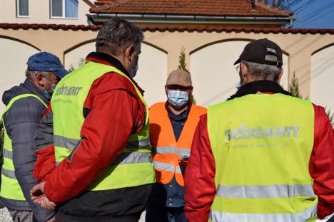 Echipa de... ascultare: Vânătorii de avarii ai Companiei de Apă Oradea identifică spărturile din conductele subterane... cu urechea (FOTO / VIDEO)