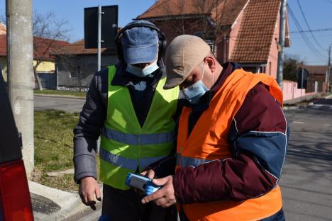 Echipa de... ascultare: Vânătorii de avarii ai Companiei de Apă Oradea identifică spărturile din conductele subterane... cu urechea (FOTO / VIDEO)