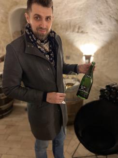 Cavalerul șampaniei: Un orădean e „Cavaler al șampaniei” în Brescia, unde a deschis un local specializat în vinuri (FOTO)