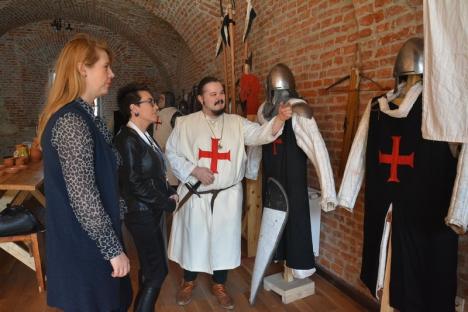 Cavalerii din Cetate: Trupa medievală Deus Vult îi cheamă pe orădeni la activităţi gratuite, pregătind turniruri şi scenete cu 'execuţii' (FOTO)