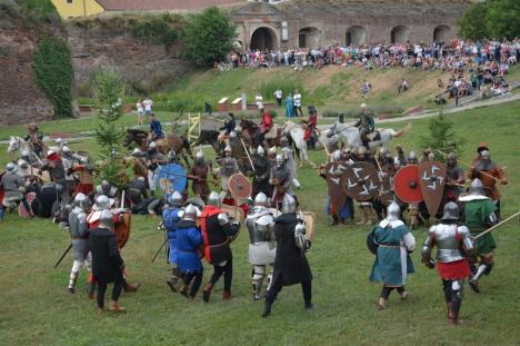 Cavalerii din Cetate: Trupa medievală Deus Vult îi cheamă pe orădeni la activităţi gratuite, pregătind turniruri şi scenete cu 'execuţii' (FOTO)