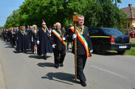 Ceremonie inedită în Bihor. Cavalerii vinului s-au reunit la Diosig pentru a primi noi membri (FOTO / VIDEO)