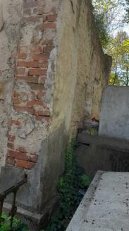 Locul de veci: Fostul șef al CJ Bihor, Alexandru Kiss, și-a lăsat în paragină cavoul din cimitir (FOTO)