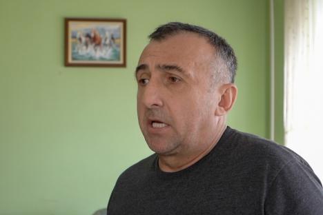 Garcea de Bihor: Șeful Postului de Poliție din Aușeu a bătut și încătușat un localnic care reclamase transporturi nelegale de balast (FOTO/VIDEO)