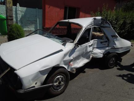 Accident mortal pe strada Matei Corvin: Dacie, făcută zob de-un camion (FOTO)