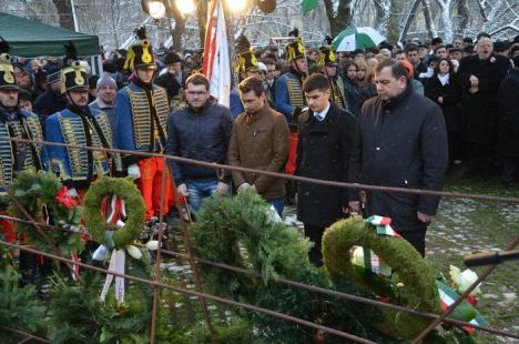 Sute de maghiari au sfidat ninsoarea pentru festivităţile de 15 martie. Un UDMR-ist a depus coroane cu "duşmanii" din PPMT  (FOTO)