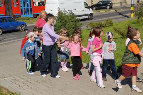 Dealul panseluţelor: Sute de flori plantate de copii lângă fântâna Companiei de Apă (FOTO)