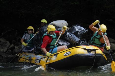 Voluntarii ABA Crişuri şi Master Adventure au curăţat apele Crişului Repede (FOTO)