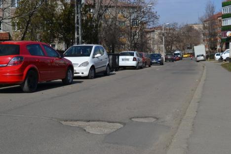 Din groapă în hârtoapă: Şoselele orădene au ieşit din iarnă ciuruite, spre disperarea şoferilor (FOTO)