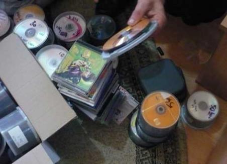Mii de CD-uri şi DVD-uri descoperite în Borş 
