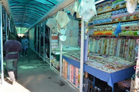 Bazar modern: Comercianţii din Piaţa Cetate vând din module acoperite (FOTO)