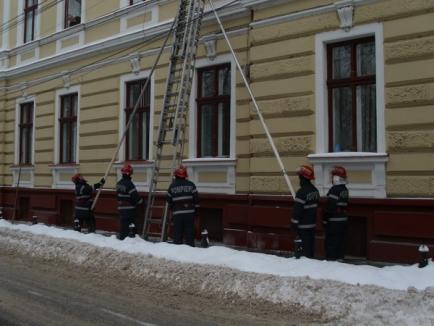 Pompierii, chemaţi să dea jos ţurţurii de gheaţă de pe clădirea DSP Bihor (FOTO)