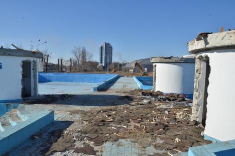 Întâi se sparge! Constructorii demolează bazinele din ştrandul municipal pentru a face loc viitorului aquapark (FOTO)