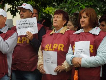Puţini, dar gălăgioşi: Aproximativ 50 de poştaşi au protestat împotriva salariilor mici şi pentru demiterea şefilor (FOTO / VIDEO)