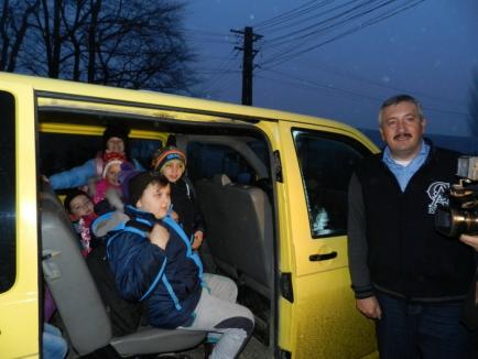 Parlamentar pe microbuz: Deputatul Ioan Roman face voluntariat ca şofer pe microbuzul şcolii din Cefa (FOTO)