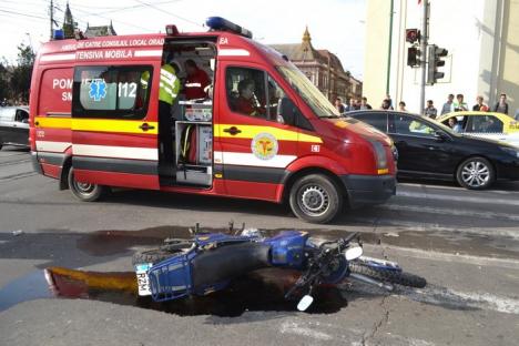 Accident în centru: Un motociclist a intrat din plin într-un Matiz care a trecut pe galben (FOTO)