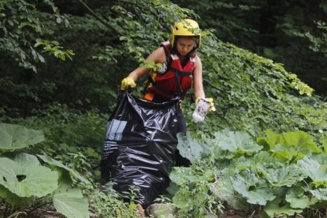 Voluntarii ABA Crişuri şi Master Adventure au curăţat apele Crişului Repede (FOTO)