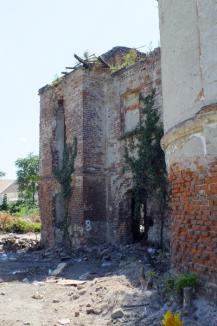 Monument în ruină: Cazarma Husarilor se prăbuşeşte din pricina nepăsării proprietarilor (FOTO)