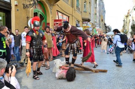 Patimile lui Hristos: Sute de orădeni l-au însoţit pe Iisus pe Drumul Crucii (FOTO / VIDEO)