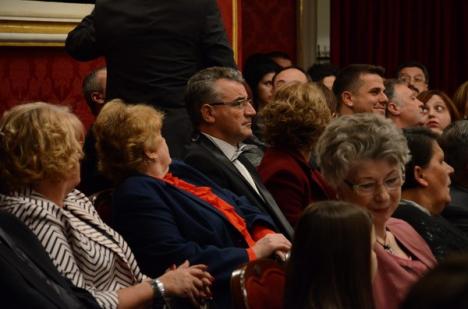 Orădenii i-au aplaudat minute în şir pe reprezentanţii Casei Regale la spectacolul de gală de la Teatrul Regina Maria (FOTO)