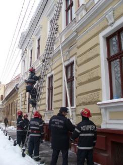 Pompierii, chemaţi să dea jos ţurţurii de gheaţă de pe clădirea DSP Bihor (FOTO)