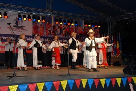 Lumea tradiţiilor: Culoare, muzică şi obiecte de artizanat, în Parcul Bălcescu (FOTO)