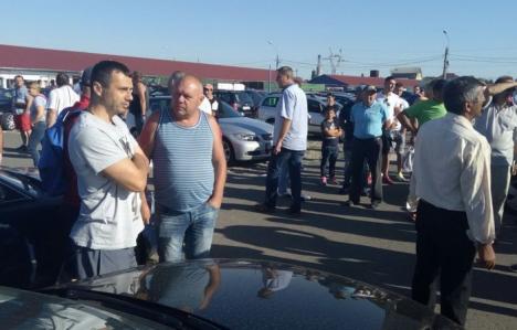 Bătaie în Ocska: Şapte sălăjeni s-au ales cu dosar penal, după ce şi-au împărţit pumni şi picioare în piaţa de maşini (FOTO)