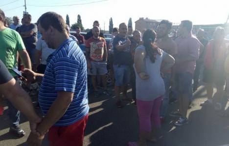 Bătaie în Ocska: Şapte sălăjeni s-au ales cu dosar penal, după ce şi-au împărţit pumni şi picioare în piaţa de maşini (FOTO)