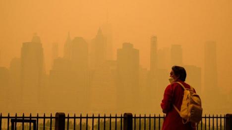 Poluare masivă în New York. O ceață roșie periculoasă a acoperit metropola
