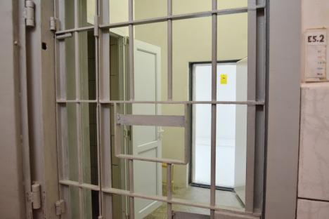 Un bărbat arestat pentru trafic de minori s-a spânzurat în celula din Penitenciarul Oradea