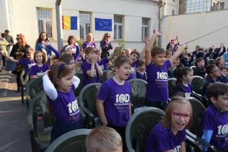 Party în curtea şcolii: Sub ochii Anei Blandiana, sute de elevi de la „Oltea Doamna” şi-au colorat şcoala în mov, au cântat cu toţii imnul şi au dansat ca la discotecă! (FOTO)