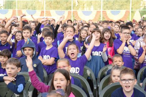 Party în curtea şcolii: Sub ochii Anei Blandiana, sute de elevi de la „Oltea Doamna” şi-au colorat şcoala în mov, au cântat cu toţii imnul şi au dansat ca la discotecă! (FOTO)