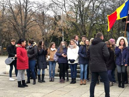 Hai să dăm mână cu mână: Studenții orădeni și basarabeni au încins Hora Unirii în Parcul 1 Decembrie (FOTO / VIDEO)