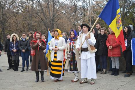 Hai să dăm mână cu mână: Studenții orădeni și basarabeni au încins Hora Unirii în Parcul 1 Decembrie (FOTO / VIDEO)
