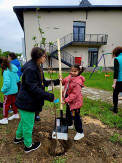 Reciclare şi plantare. Copiii de la centrele de zi ale DASO au sărbătorit Ziua Pământului (FOTO)