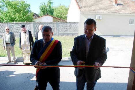 Primăria Suplacu de Barcău a inaugurat un bloc de locuinţe pentru specialişti şi un centru de zi pentru vârstnici realizate în regie proprie (FOTO)