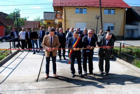 Primăria Suplacu de Barcău a inaugurat un bloc de locuinţe pentru specialişti şi un centru de zi pentru vârstnici realizate în regie proprie (FOTO)
