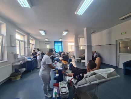 Coadă la Centrul de Transfuzie din Oradea: Donatorii, majoritatea pompieri, s-au mobilizat pentru a ajuta victimele exploziilor din Crevedia (FOTO)