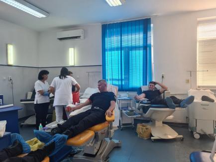 Coadă la Centrul de Transfuzie din Oradea: Donatorii, majoritatea pompieri, s-au mobilizat pentru a ajuta victimele exploziilor din Crevedia (FOTO)