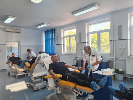 Coadă la Centrul de Transfuzie din Oradea: Donatorii, majoritatea pompieri, s-au mobilizat pentru a ajuta victimele exploziilor din Crevedia (FOTO)
