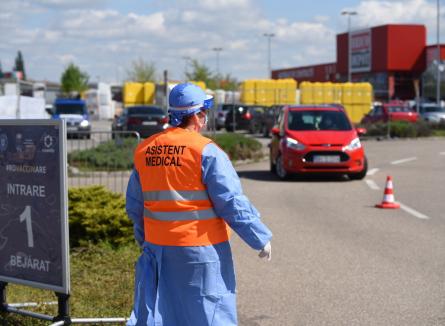 O singură doză. Flux de vaccinare cu Johnson & Johnson în centrul drive-through din Oradea