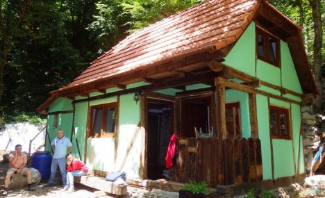 La Peştera Meziad, o casă veche de 100 de ani a devenit centru de informare turistică