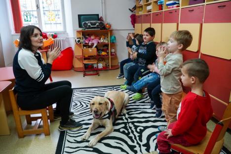Profesorii blănoși: Copiii cu dizabilități de la un centru din Oradea beneficiază de doi terapeuți... cu lăbuțe (FOTO/VIDEO)