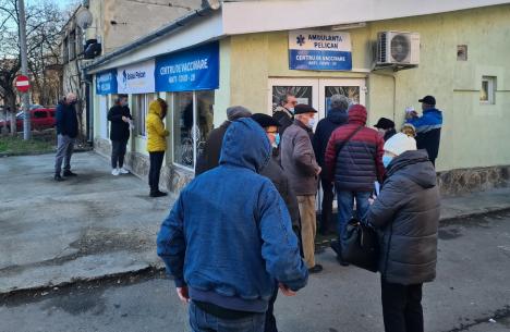 Situație scandaloasă la un centru de vaccinare din Oradea, la Spitalul Pelican: Aproape 100 de persoane, înghesuite la coadă, fără măsuri de protecție! „Ne-au chemat să luăm Covid” (FOTO / VIDEO)