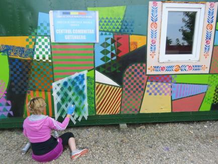 Studenţii la Arte au pictat un container de locuit, pentru un plus de culoare la centrul comunitar Guttenberg (FOTO)