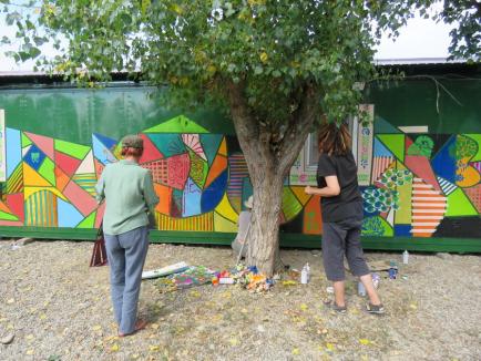 Studenţii la Arte au pictat un container de locuit, pentru un plus de culoare la centrul comunitar Guttenberg (FOTO)