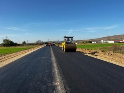S-a turnat primul kilometru de asfalt pe centura Aleșd. Bolojan: „Ar urma să fie dată în trafic în toamna anului viitor” (FOTO) 