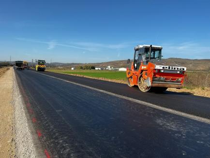S-a turnat primul kilometru de asfalt pe centura Aleșd. Bolojan: „Ar urma să fie dată în trafic în toamna anului viitor” (FOTO) 