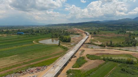 Șoseaua de centură Beiuș, stadiul lucrărilor: Se realizează suprabetonarea viaductelor și a pasajelor, iar pe alocuri se toarnă asfaltul (FOTO)
