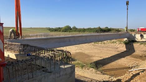 Stadiul lucrărilor la centura Oșorhei: Se montează grinzile pe primul pod al șoselei (FOTO)